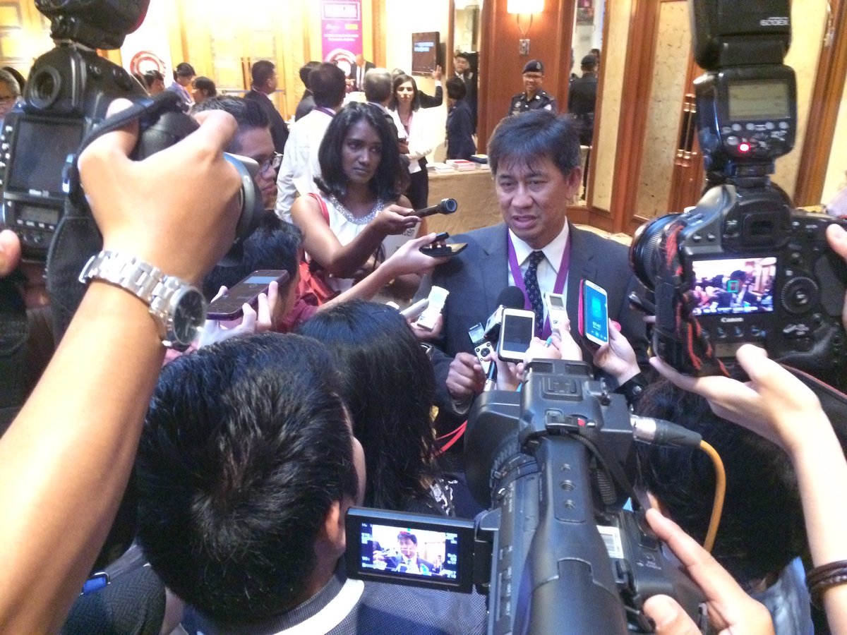 Lok3600's tweet photo. @BursaMalaysiaKL CEO @TJ_Atan surrounded by media friends at #IMKL2016 @beNexGen @BursaMKTPLC https://t.co/hOzhfw8bqy