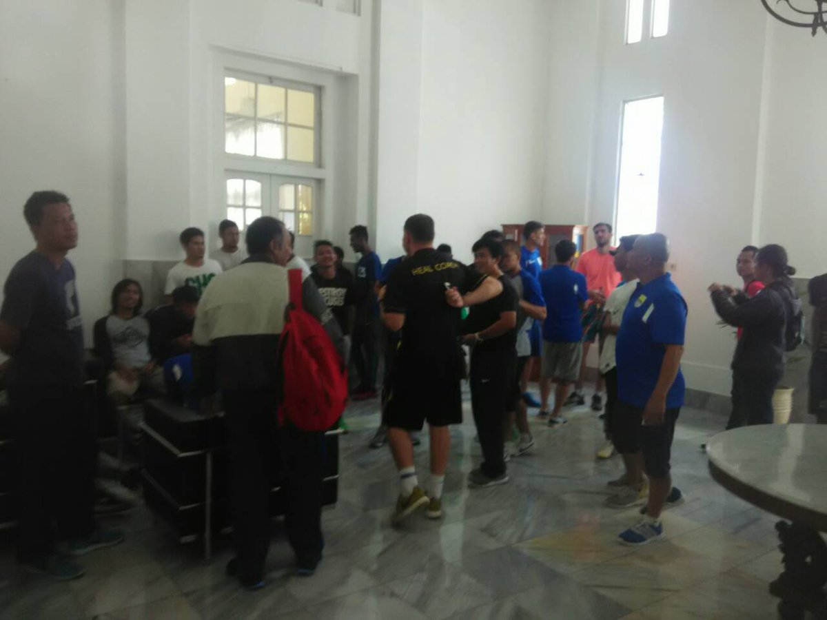 Pagi ini tim Persib menjenguk Ridho di RSHS setelah latihan.