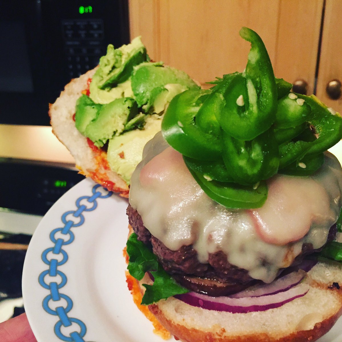 FrankysLists's tweet photo. Homemade mushroom, avocado, bacon and provolone cheeseburger on a freshly baked toasty cheddar roll. #yummyburger https://t.co/91C3Qjzfwc