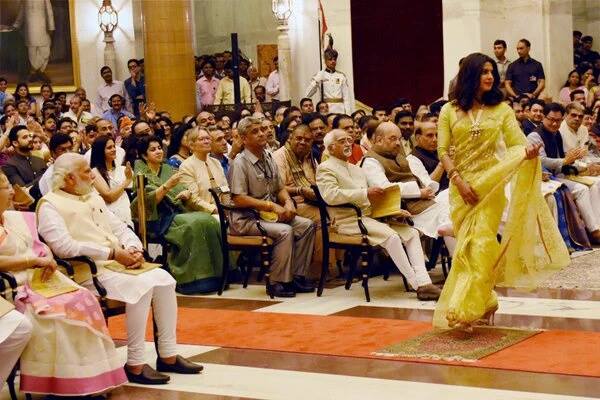 VinayDokania's tweet photo. rare occasion wen #gappumodi was clicked while he was nt staring/glaring at d camera
#मोदी_ही_पप्पू_है https://t.co/g18eHseCt3