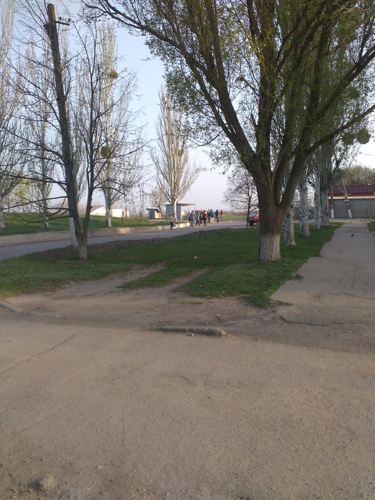 kuxmanskij's tweet photo. Маршрутка сломалась, мол масло потекло, идём на Знаменовку, там народу дофига, человек 50! https://t.co/l7Y9KL0BHf