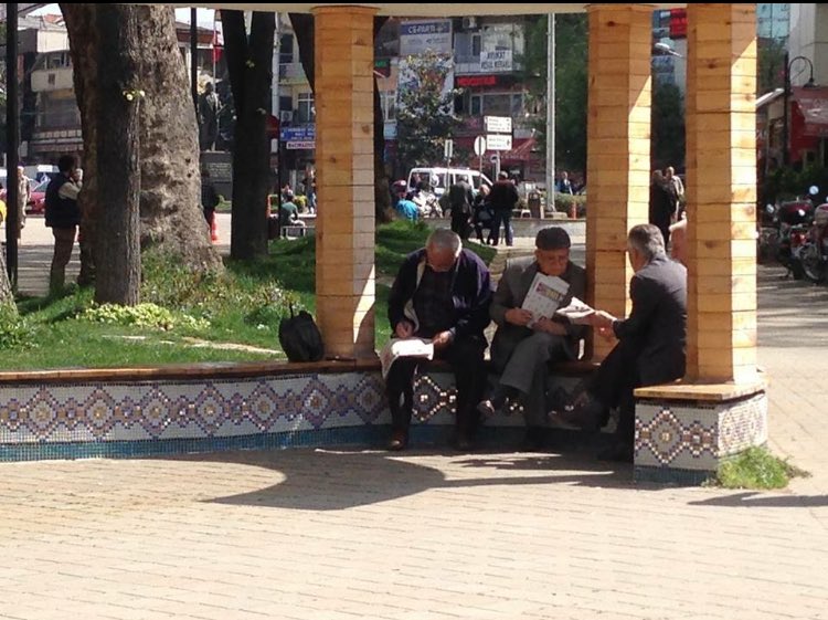 MediaHendek's tweet photo. Hendek'te amcalar bulmaca çözerken ☺️ https://t.co/Vh4qPujfDq