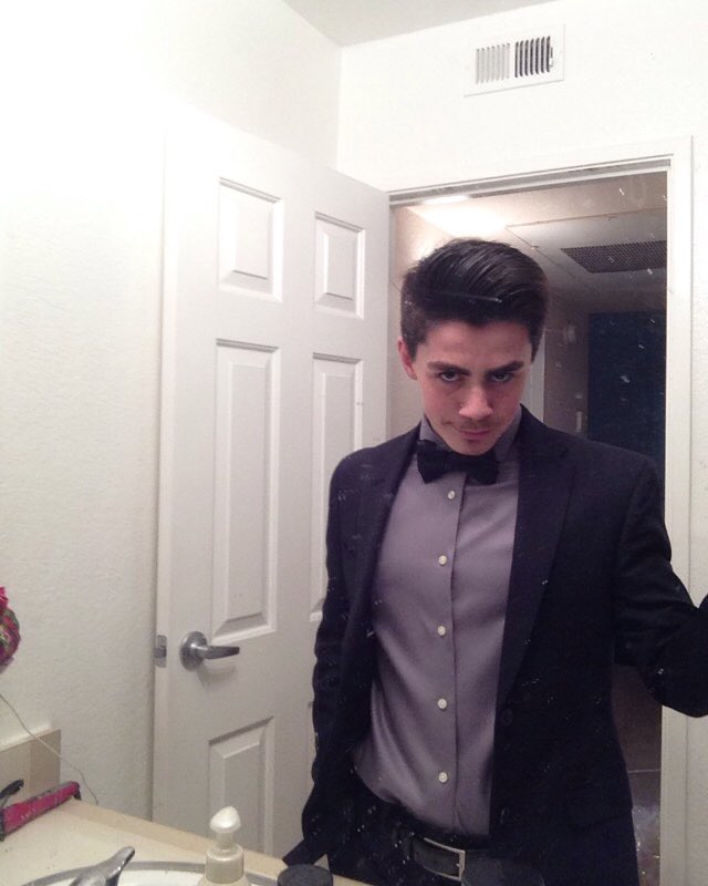 ba_la_kayy's tweet photo. Vote ya boy for prom king 😂 #blakeforking https://t.co/uhL0LMaaPU