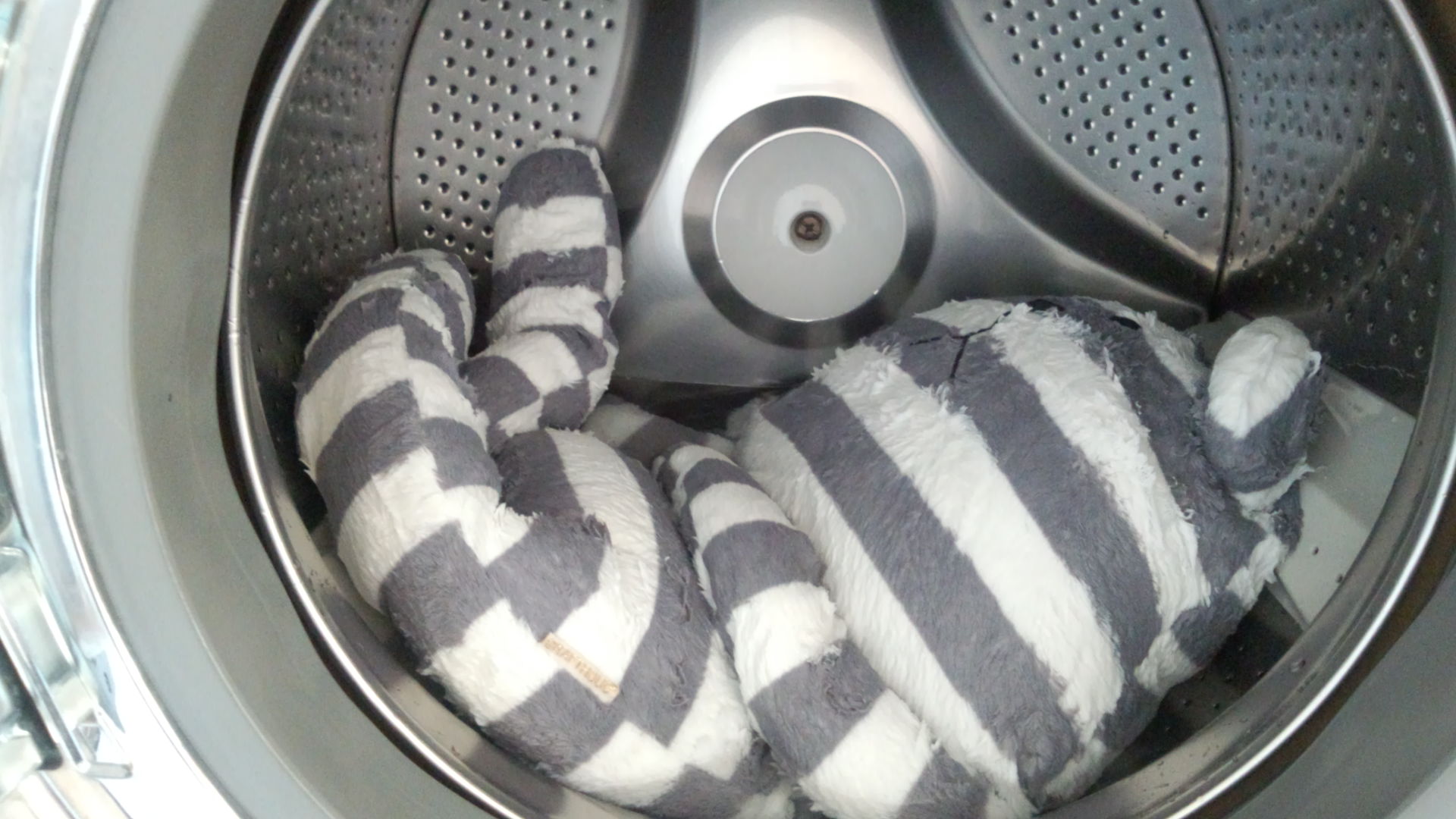 ちこちゃんのぽっけ Lineスタンプ販売中 落ち込んでる理由 ある事情で洗ってはいけない表示の抱き枕を洗わなくちゃで 回され 外に出され 暖房につけて乾かされ落ちこんでます ごめんね ちょっとウエストくびれたね D マルチーズ クラフト