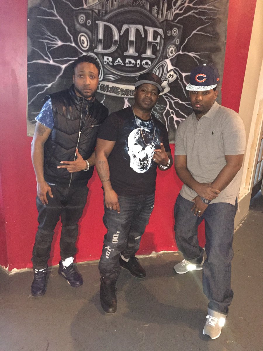 MIXKING155's tweet photo. N_A MONEY, DJ RON G & FEEVER @DTFRADIO #DTFRADIO @iamfeever #Brooklyn #HARLEM #HIPHOP #RAP #VODKILADJS #ROUNDROBBIN https://t.co/E3on2jT5Es