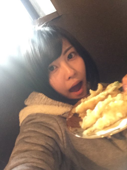 クランクアップでし！REbecca様、今回も楽しいロケをありがとうございます😭china4は6月発売予定です💃  帰りのお車で寝かせて貰ってたらマネージャー様に写真撮られてた😂マネージャー様を枕にしてたそう✨いつもごめんね😂