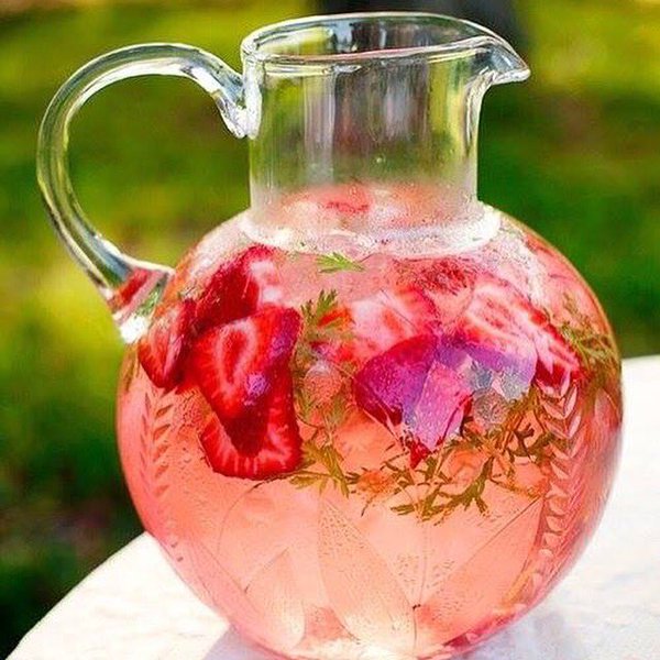 evolveskinreju's tweet image. #Strawberries can tone, smooth and protect the #skin from UV damage. Get your daily intake by adding it to water.