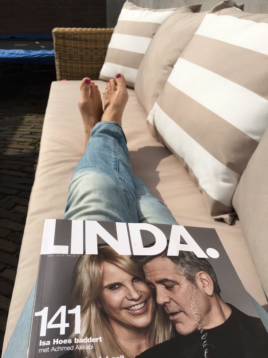 Zon, loungebank, kids aan t spelen en de nieuwe LINDA! Alleen nog een wijntje zou t afmaken😜😂 Top! <a href="/LINDAnieuws/">LINDA.</a>