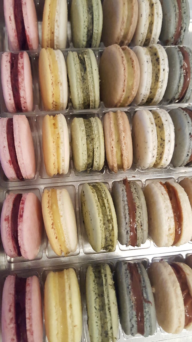 BostonBonbon's tweet photo. #FrenchMacarons to beat #humpDay, #Freemacarons #FreebieFriday #HumpDayMotivation https://t.co/fPLRmgtmkj https://t.co/S0DkjKHwQ8