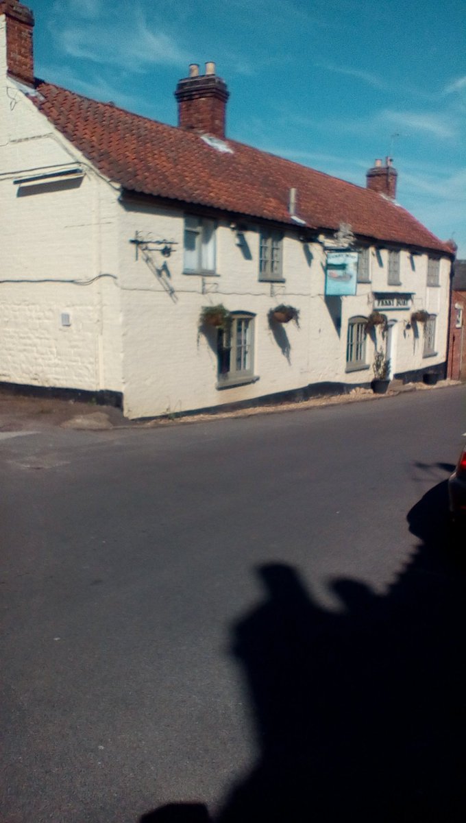 2423suzieq's tweet photo. @irishvixen21 @MrsT_07 @CoolBlueStrat our old home and the pub opposite..it was 1 cottage so we had both #7windows https://t.co/0LDAxaVVYn
