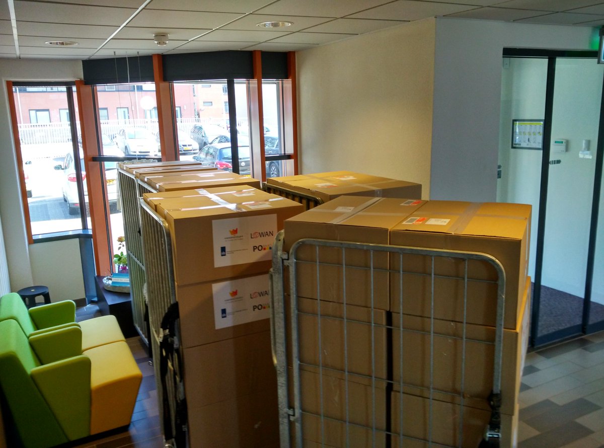 Daar gaan ze! De 200 aangemelde scholen ontvangen deze week hun Leskist. Daar zijn ze vast heel blij mee!