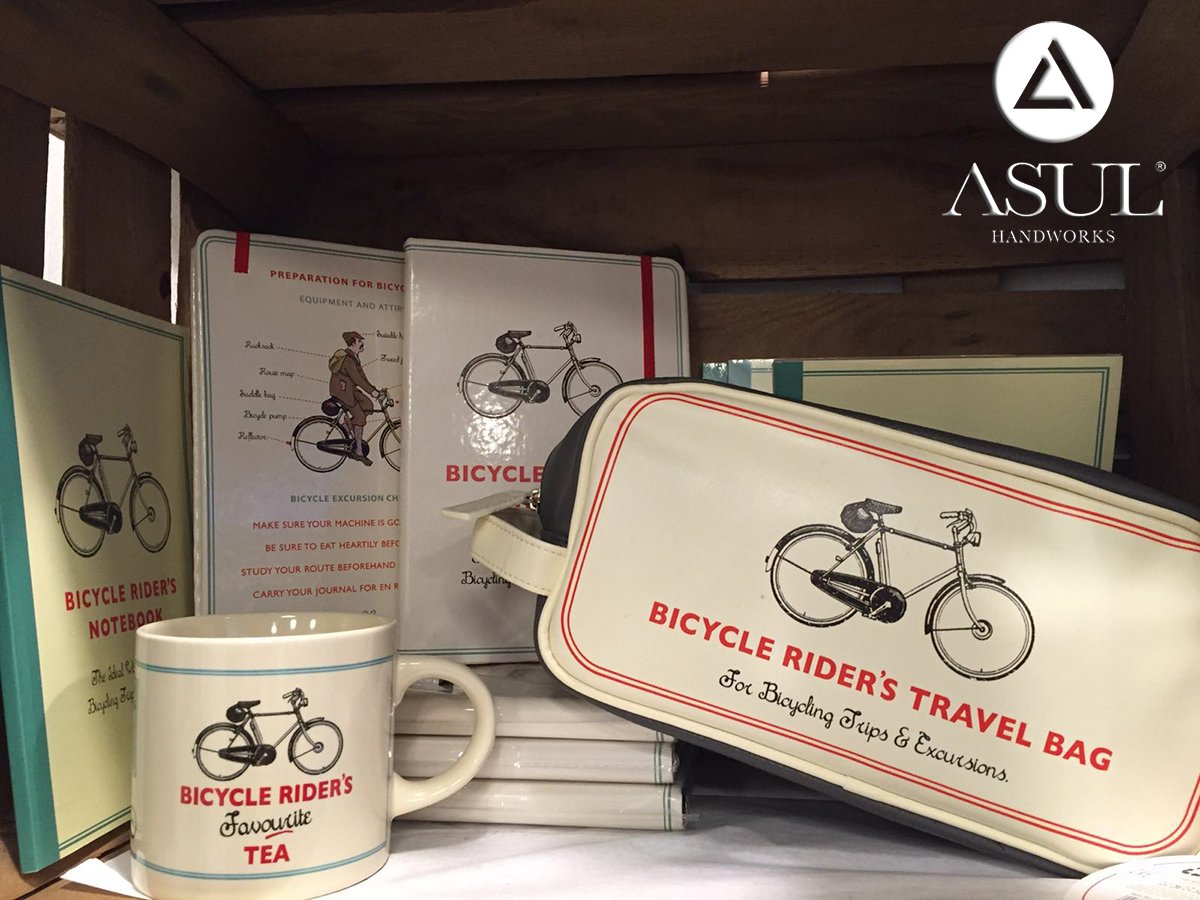 Nos encantan los accesorios de la colección bicis! ¡Encuentra tazas, agendas e incluso neceseres en <a href="/AsulStore/">Asul Store</a>!