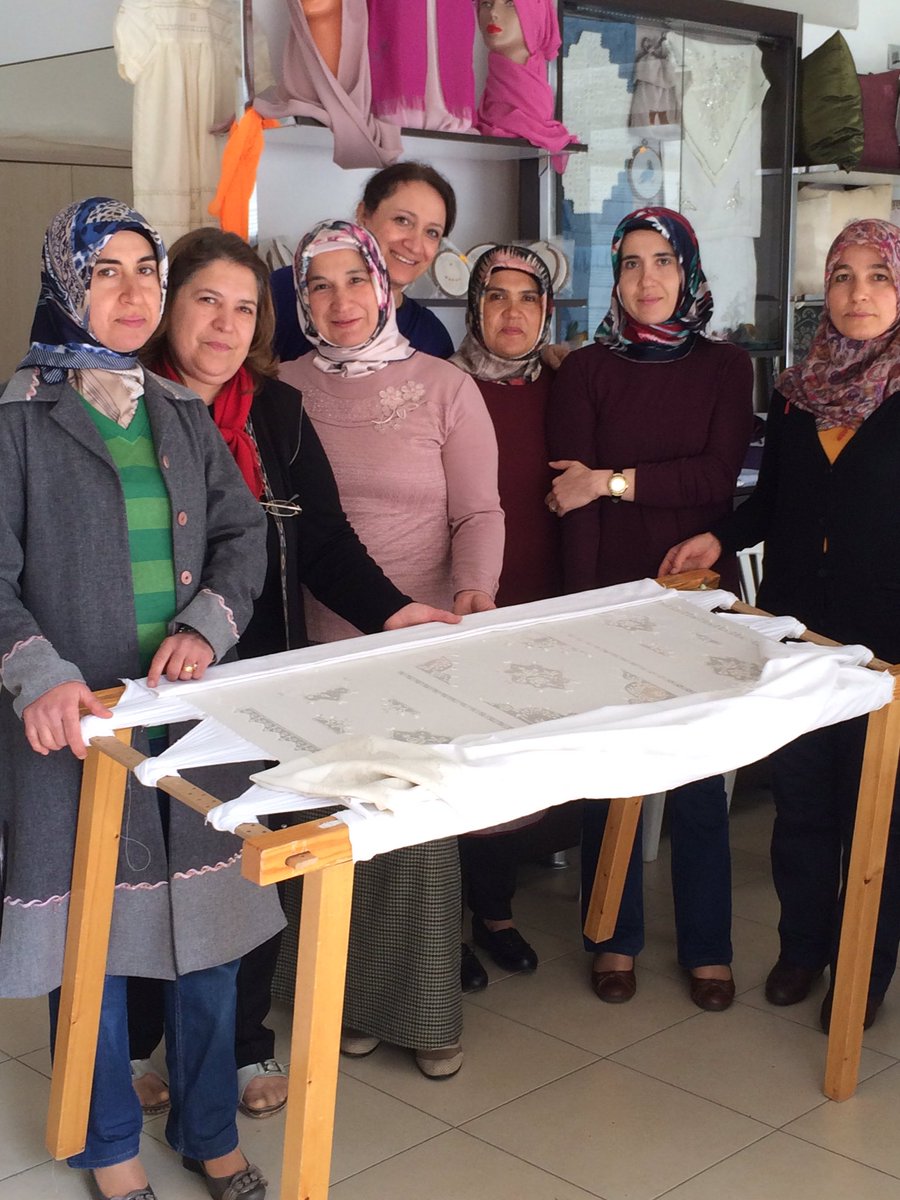 BirceAC's tweet photo. Kadın kooperatifini kurma aşamasında UNDP desteğini anlattı Antep İşi yapan kadınlar gergef başında @undpturkiye https://t.co/Q9C3QJ4W8g