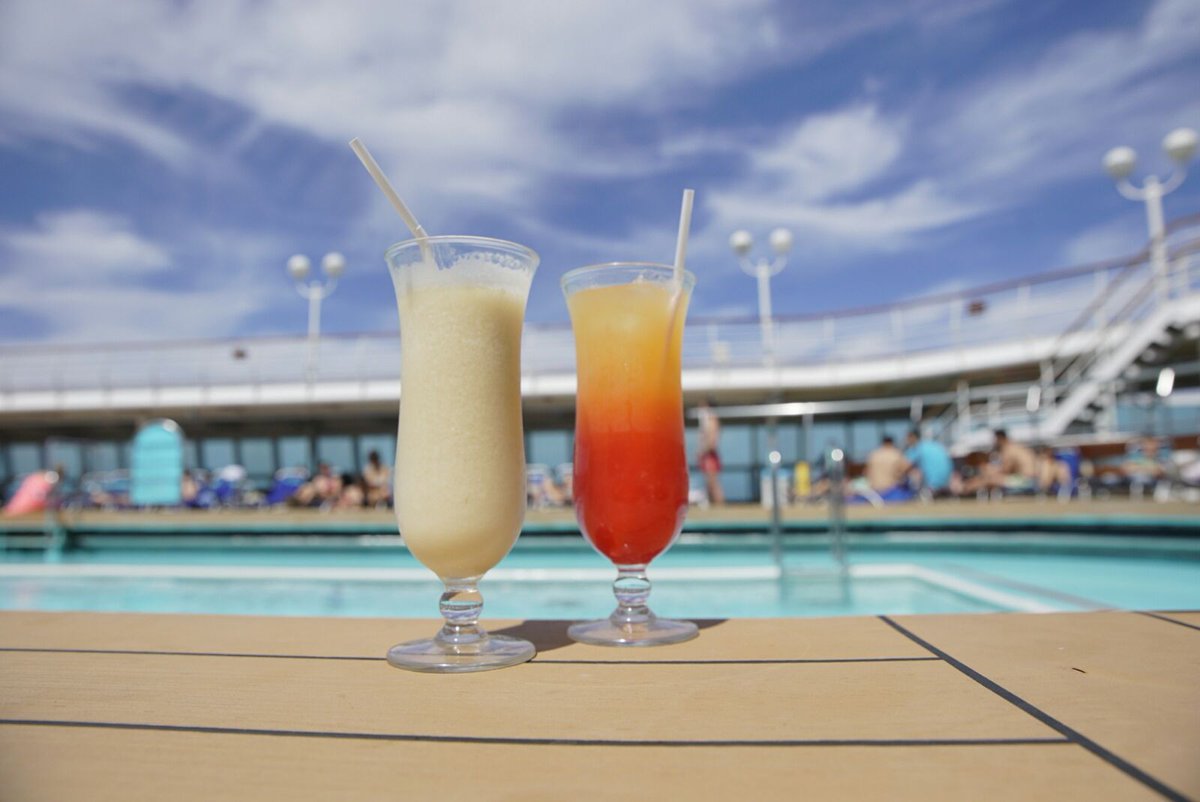 pullmantur's tweet photo. Día 5: Navegación. ¿Piña Colada o Tequila Sunrise? Espera... ¿por qué elegir? 😜 #EstáPasandoEnElSovereign https://t.co/y9FoRKsrz2