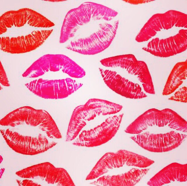 ChicBy2's tweet photo. #FelizDiaInternacionalDelBeso https://t.co/sFjtI4fEou