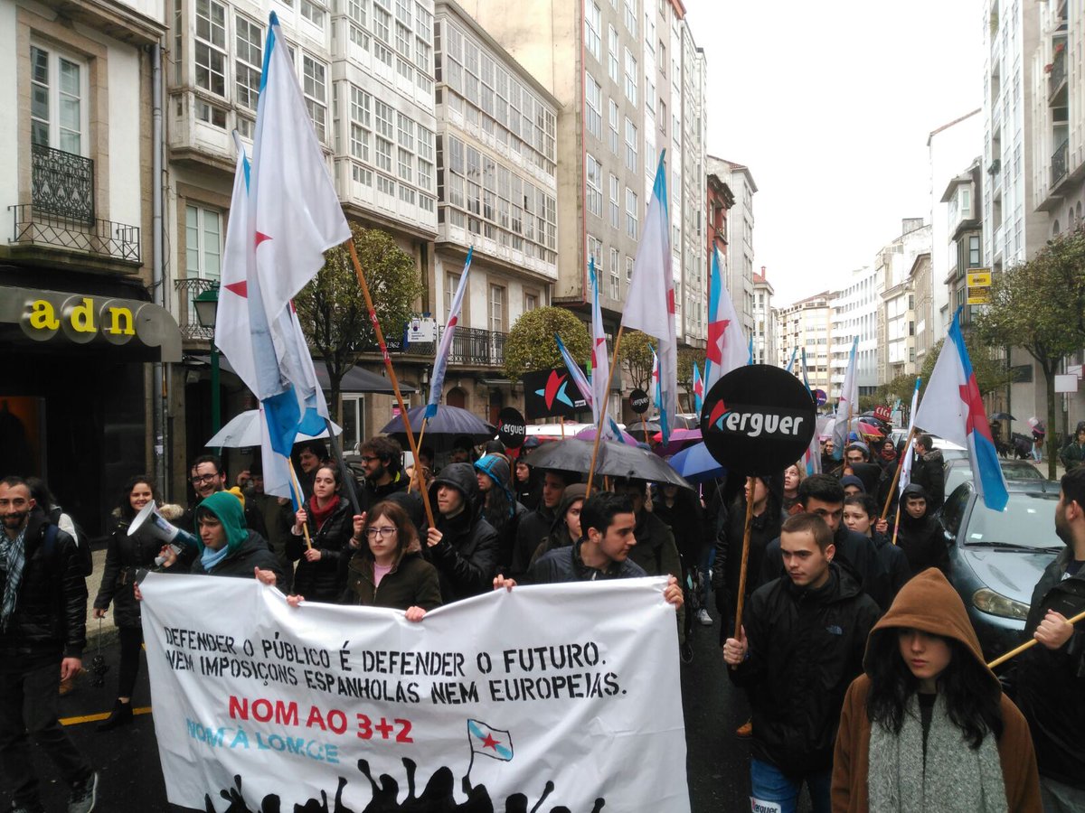 iscagz's tweet photo. Miles de mozas nas rúas da Galiza na defensa do ensino público. Non á LOMCE nin 3+2! #LoitaEstudantil https://t.co/9WkLzBf2zZ