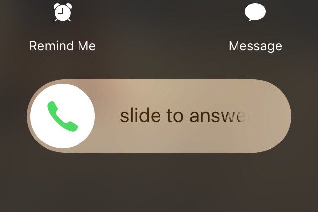 proudkababrian's tweet photo. What happened @iPhone_News? Why I have two options to answer phone calls? 😁 https://t.co/butIflgZjl
