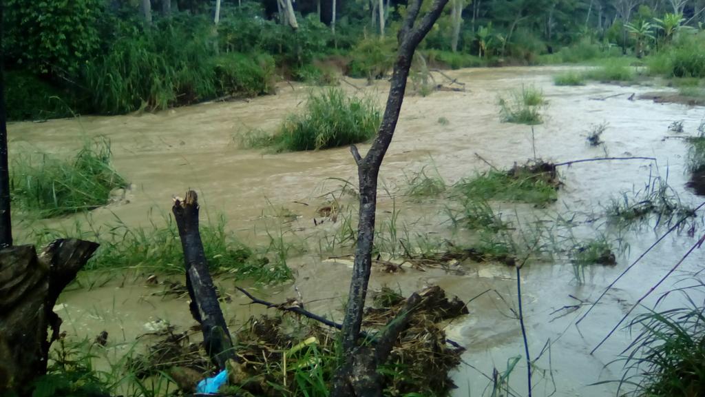 VoiceForChange7's tweet photo. Heavy rain and flood in Jiwaka affecting women folk here https://t.co/Xn98FpK9bv