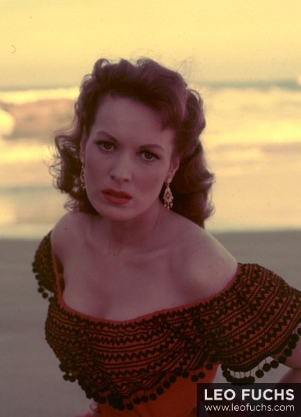 leofuchsarchive's tweet photo. Maureen O'Hara in a red dress portrait on set of "Libson" (1956).

Maureen O'Hara who played young Doris Walker on … https://t.co/ua5KRDt1gi