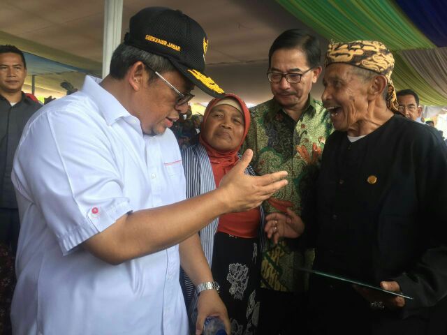 TheOfficialFMB's tweet photo. Dg Gub Jabar saat penyerahan lahan dlm Program Reforma Agraria, Badega, 13 April 2016 https://t.co/YDYXX7gGAT