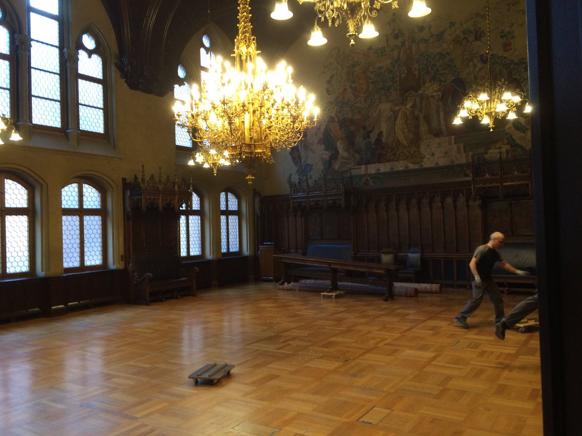 Ein leerer Sitzungssaal - Stadträte räumen ihre Heimat für königlichen Besuch. Maxima und Willem kommen heute Abend