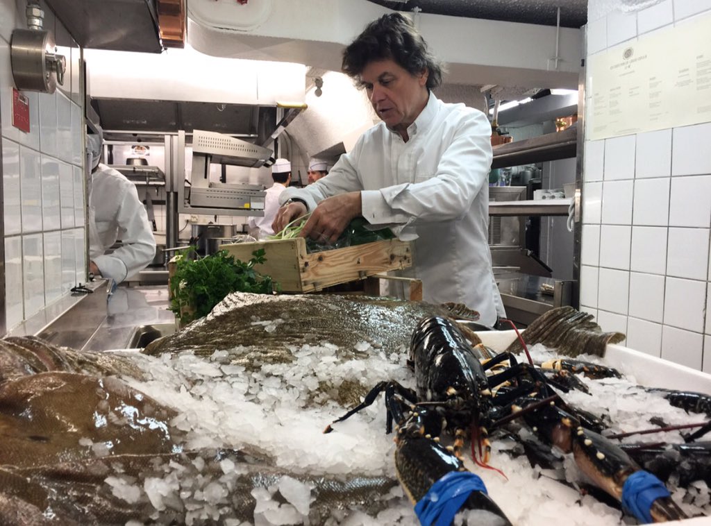 ChefGuyMartin's tweet photo. Arrivage du marché dans les cuisines du Véfour, belle journée à tous ! #byguymartin https://t.co/KCN9aJVDpp