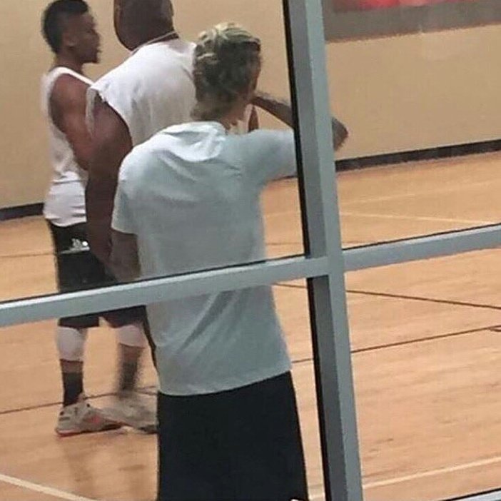 JBHelpFollowme's tweet photo. @justinbieber 🏀🏀 https://t.co/toVnD1dMaQ