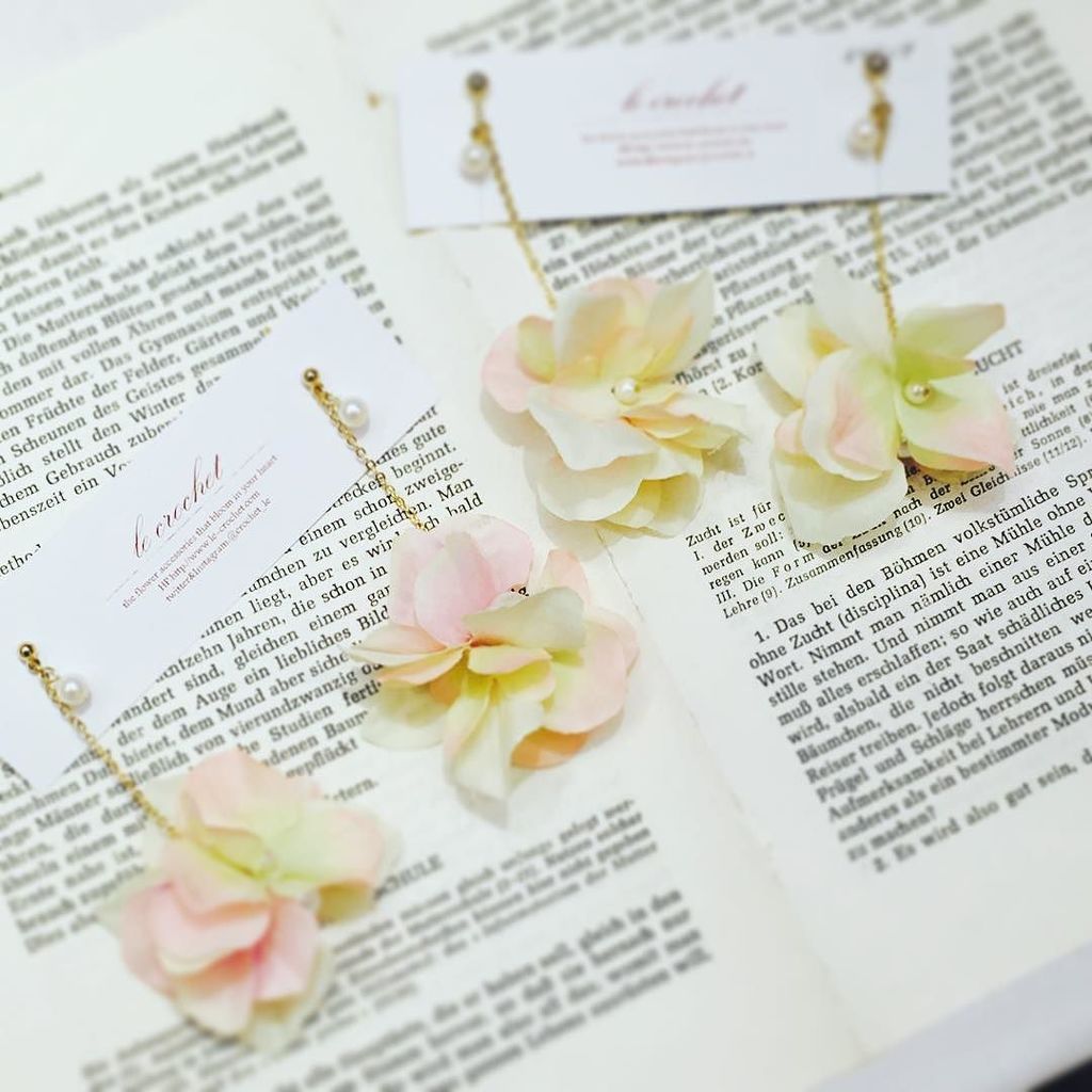 crochet_le's tweet photo. あったかくなるにつれて爽やかでおおぶりな花びらたちが人気になります✨

#accessory #accessories #artificialflower #プレ花嫁 #アートフラワー #イヤリング #ピアス #weddingit… https://t.co/4WSoRghuO1