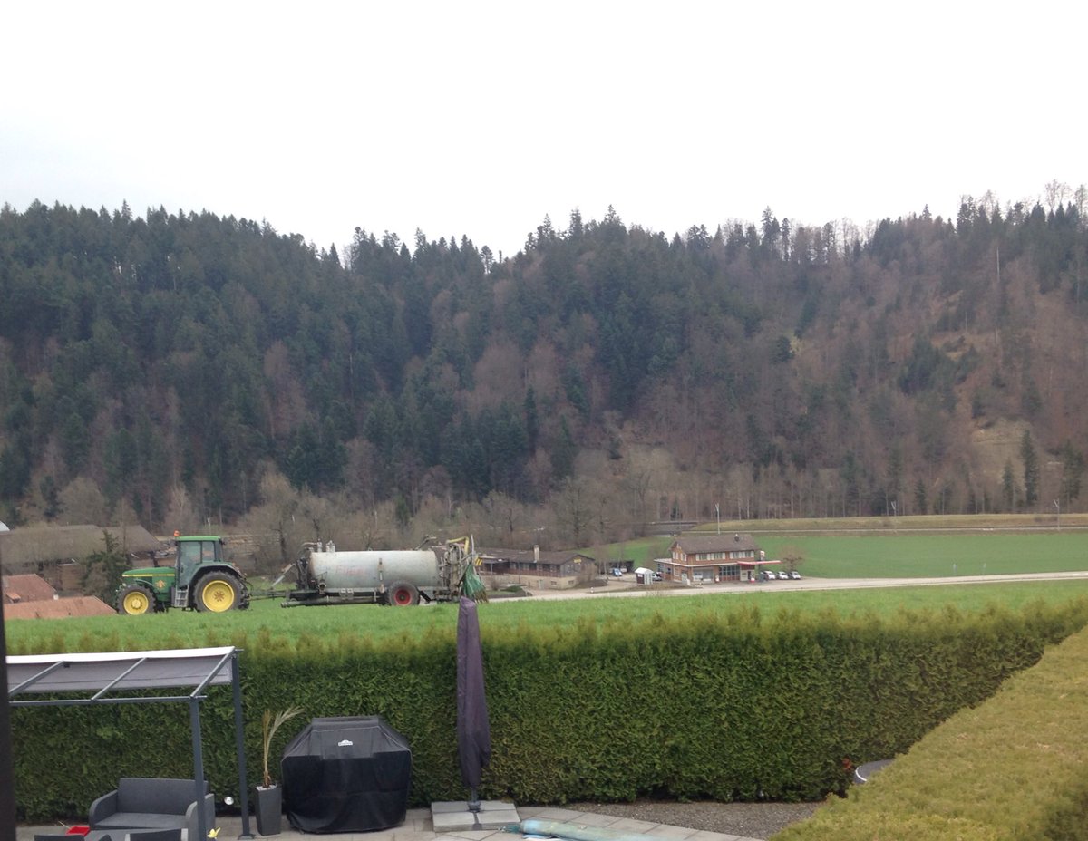 marcelhaussener's tweet photo. wohnen auf dem Land hat sehr viele Vorteile!! Aber nicht nur... :-) #wohnbarometer #homegate #emmental https://t.co/WEdbcrEwpp