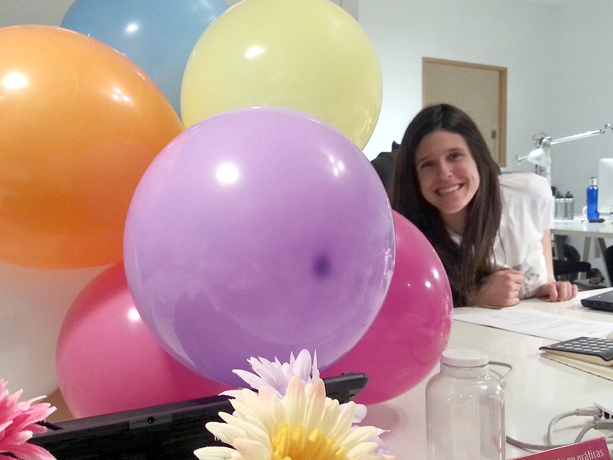 MutBcn's tweet photo. Así a lo grande, con globos y PASTEL, celebramos los 25 de @EstelRamoneda. 🎂🎂🎂 #MutBcn https://t.co/QL8eZWq3Qw