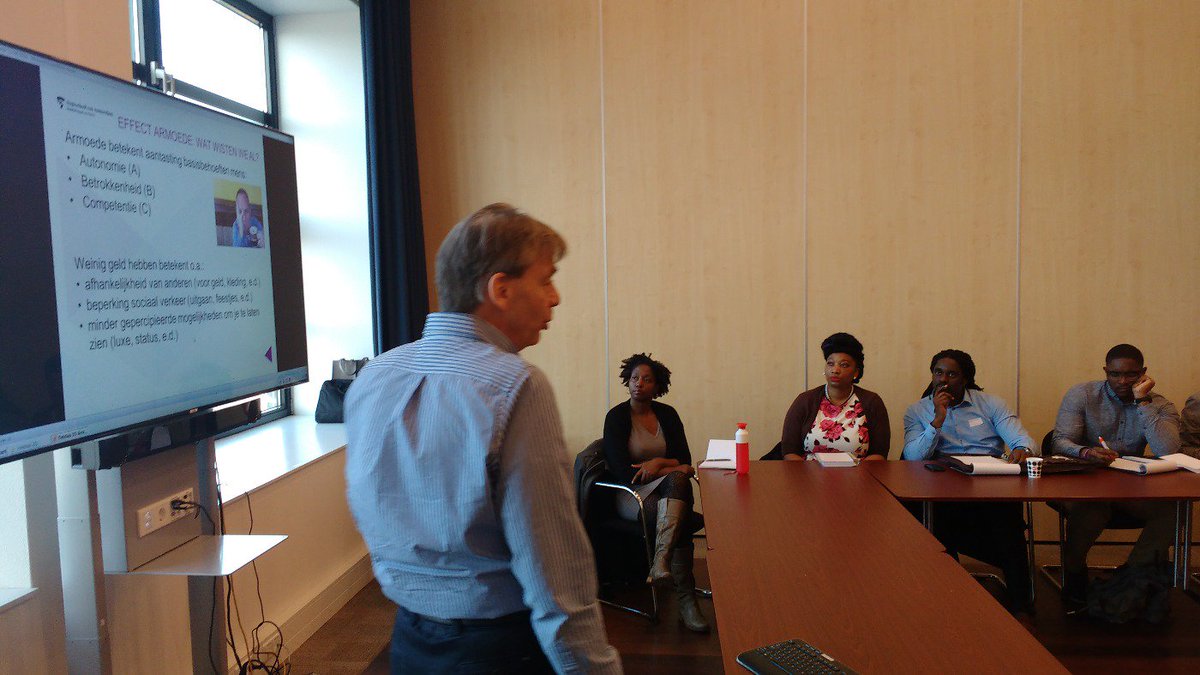 RoelandvanGeuns geeft flitscollege in <a href="/020Zuidoost/">Nieuwsbrief Zuidoost</a> over gevolgen schaarste aan geld in dagelijkse keuzes. @HvAUrban