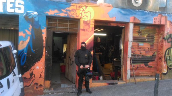 Revista_NADA's tweet photo. 20 retenidos en #AlertaBlokes , registros en Gràcia y Carmel (una detenida) y 4ª fase de la #ArañaIV https://t.co/etlAdR9Nrv