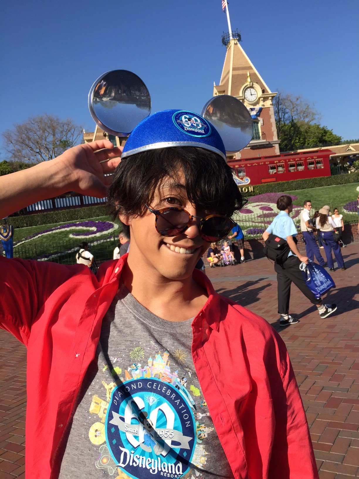 ディズニー チャンネル公式 世界のディズニー リゾートへgo 撮影オフショット 5月からの新mc 佐野岳くんは最初のロケ地 カリフォルニアのディズニーランド リゾートを超エンジョイ 全身を記念グッズでキメてご満悦 T Co 4w9jcakzxu ディズニー チャンネル公式 世界のディズニー リゾートへgo 撮影オフショット 5月からの新mc 佐野岳くんは最初のロケ地 カリフォルニアのディズニーランド リゾートを超エンジョイ 全身を記念グッズでキメてご満悦 T Co 4w9jcakzxu