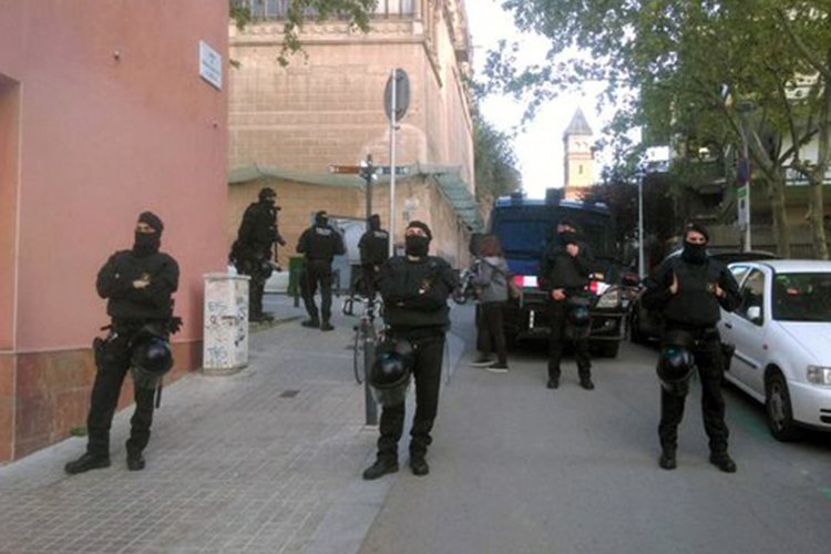 Revista_NADA's tweet photo. 20 retenidos en #AlertaBlokes , registros en Gràcia y Carmel (una detenida) y 4ª fase de la #ArañaIV https://t.co/etlAdR9Nrv