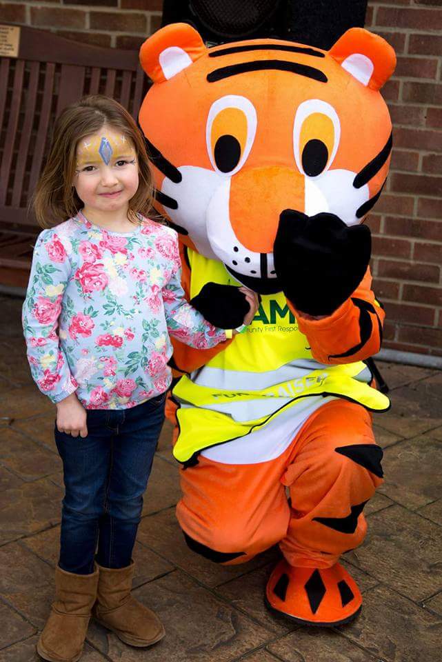 ExpressMascots's tweet photo. Customers Fundraising Pictures with our Tiger mascot. Thanks a mill for the pics! #fundraising #charity #Mascots https://t.co/BtHQRgiWGZ