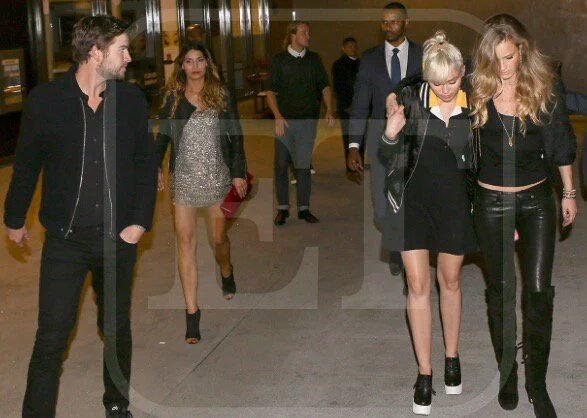CyrusOnlineFR's tweet photo. #PHOTOS : Miley et Liam à l'avant-première du film "The Huntsman" à Los Angeles avant-hier. https://t.co/SuM6aJg4nW