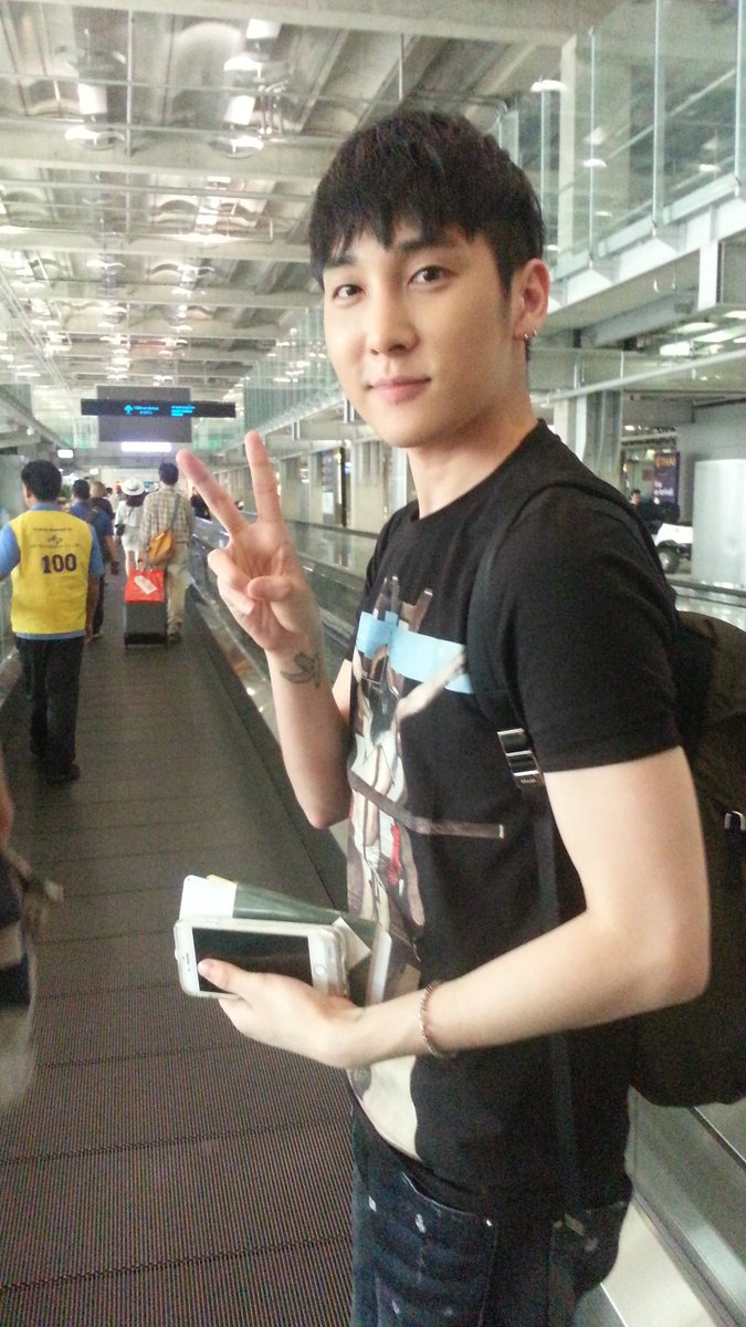 swnkim_'s tweet photo. เรา:มินจุนนน
มิน:นางทำหน้าตกใจว่ามีคนทัก แล้วเสยผมเตรียมถ่ายรูป
มิน:ดูหน้าผมสิ ไม่ไหวเลย 555
เรา:ไม่ๆ โอป้าหล่อตลอด https://t.co/inObknuuGw