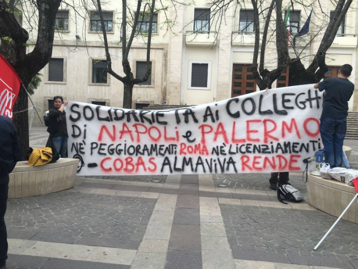 quicosenza's tweet photo. Vertenza ‘#Almaviva Contact’, protesta davanti alla #Prefettura di #Cosenza https://t.co/HN1Qc62O7N https://t.co/3kgN164xKe