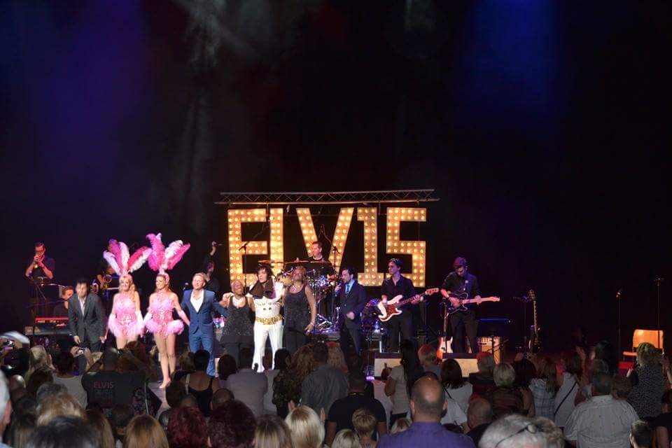 ChrisShannon00's tweet photo. Pictures from a sold out arena #Wolverhampton with #sweetinspirations #shawnklush #benthomson #showgirls #honoured https://t.co/xSbVLrfD5Z