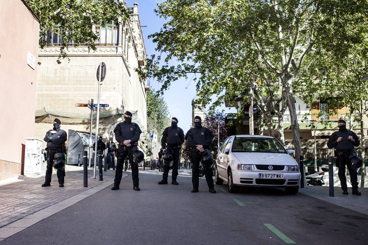 La_Directa's tweet photo. #ULTIMAHORA | La porta de CSO Blokes ha estat esbotzada.  #AlertaBlokes https://t.co/KvI0BJ4zgD Fotos | @_ittos_ https://t.co/CviJwAjMCh