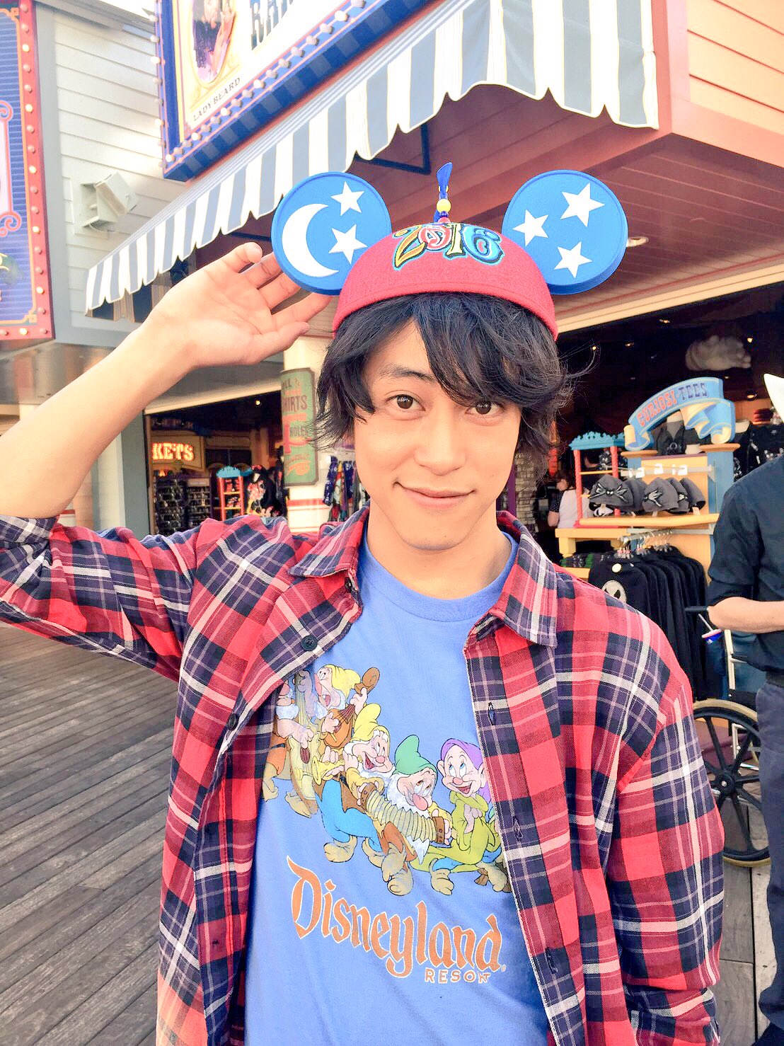 佐野岳 世界のディズニーリゾートへgo 5月からの新mcはトミタ栞ちゃんと僕 佐野岳でカリフォルニアの ディズニーランドリゾートからお送りしますのでみてね T Co Uurdd2pjgo Twitter