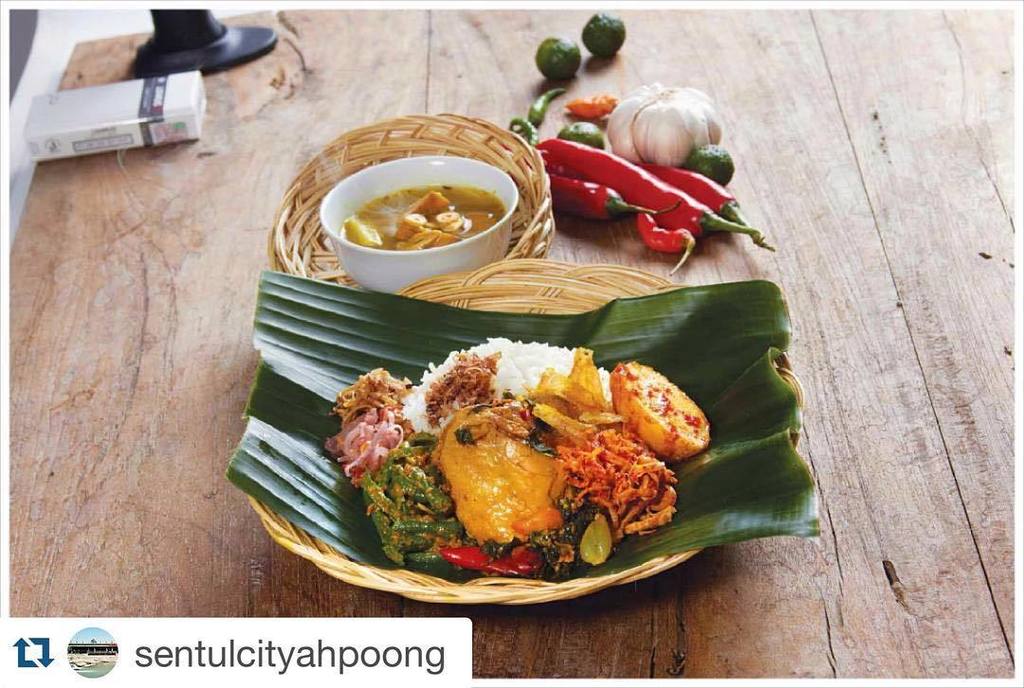 makan malam di ahpoong sentul city yuks, cobain dulu nih nasi betutu bali yang enaknya nen… ift.tt/1MtQTmO