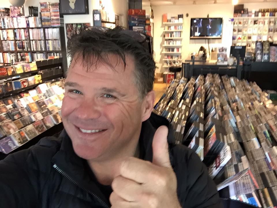 wolterkroes1's tweet photo. Geen winkels meer waar écht cd's verkocht worden? Bij Erwin Vermast wel! Hier gaat mijn muzikantenhart van kloppen! https://t.co/Wn3p7w1Wus