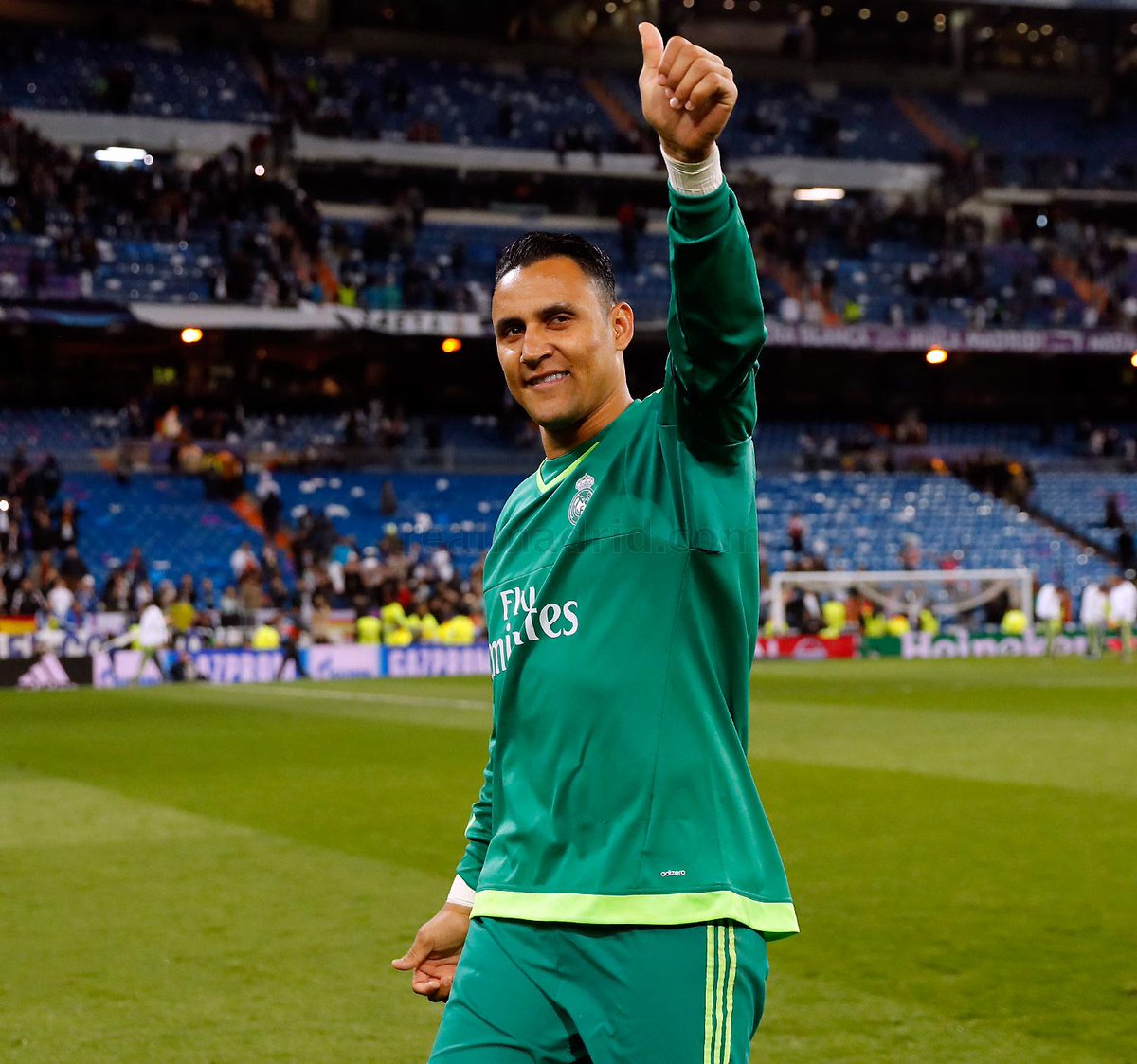realmadrid's tweet photo. 👍👏🙌 

¡Los jugadores regresaron al césped para agradecer a los aficionados su apoyo durante el encuentro! 

#RMUCL https://t.co/c3TgFKDGZk