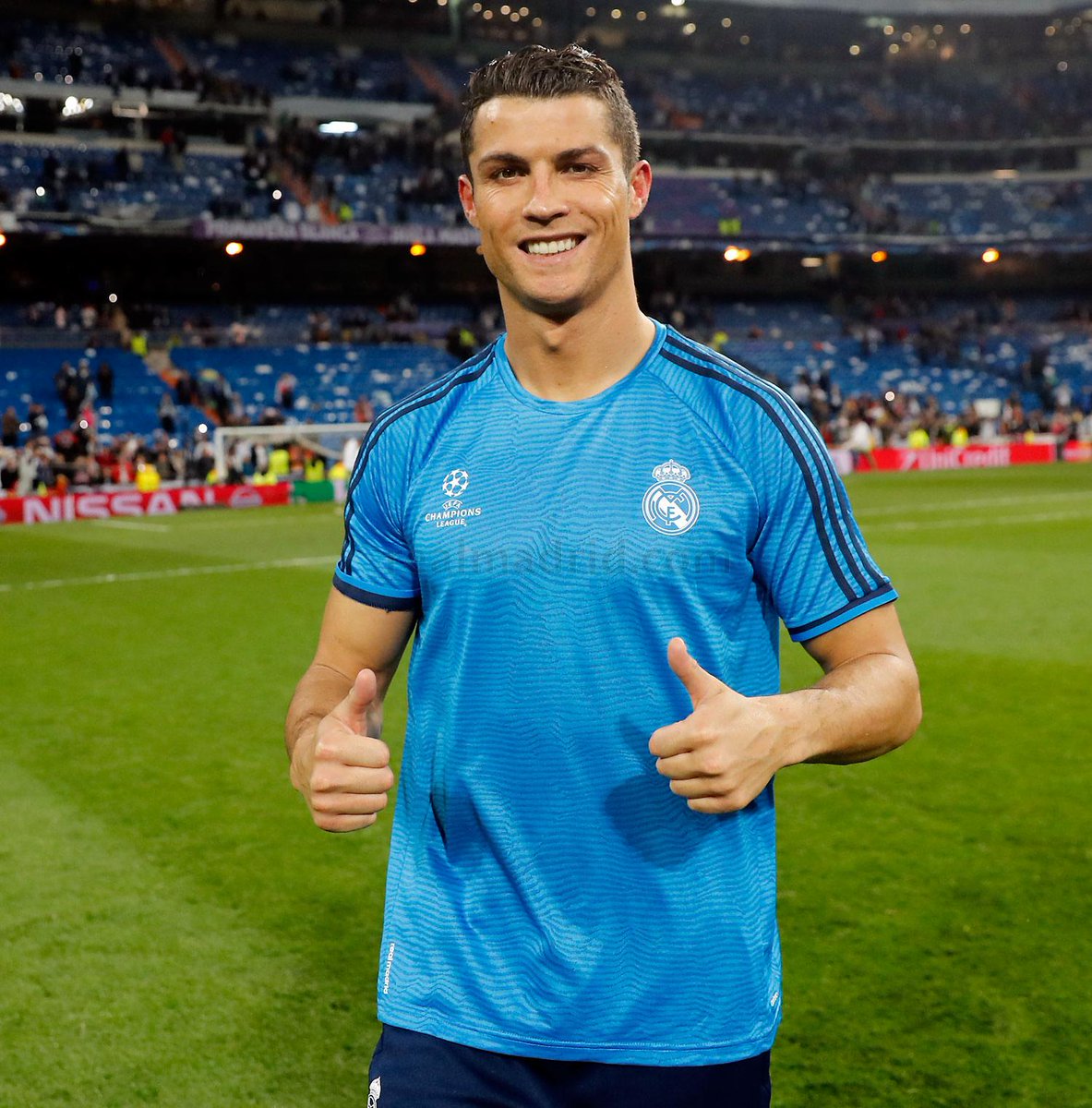 realmadrid's tweet photo. 👍👏🙌 

¡Los jugadores regresaron al césped para agradecer a los aficionados su apoyo durante el encuentro! 

#RMUCL https://t.co/c3TgFKDGZk