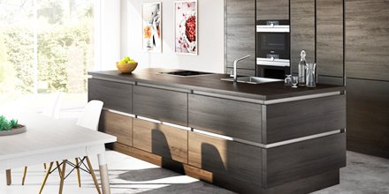 Découvrez notre collection Structura : chic et sobriété grâce à ses façades chêne foncé et ses poignées intégrées.