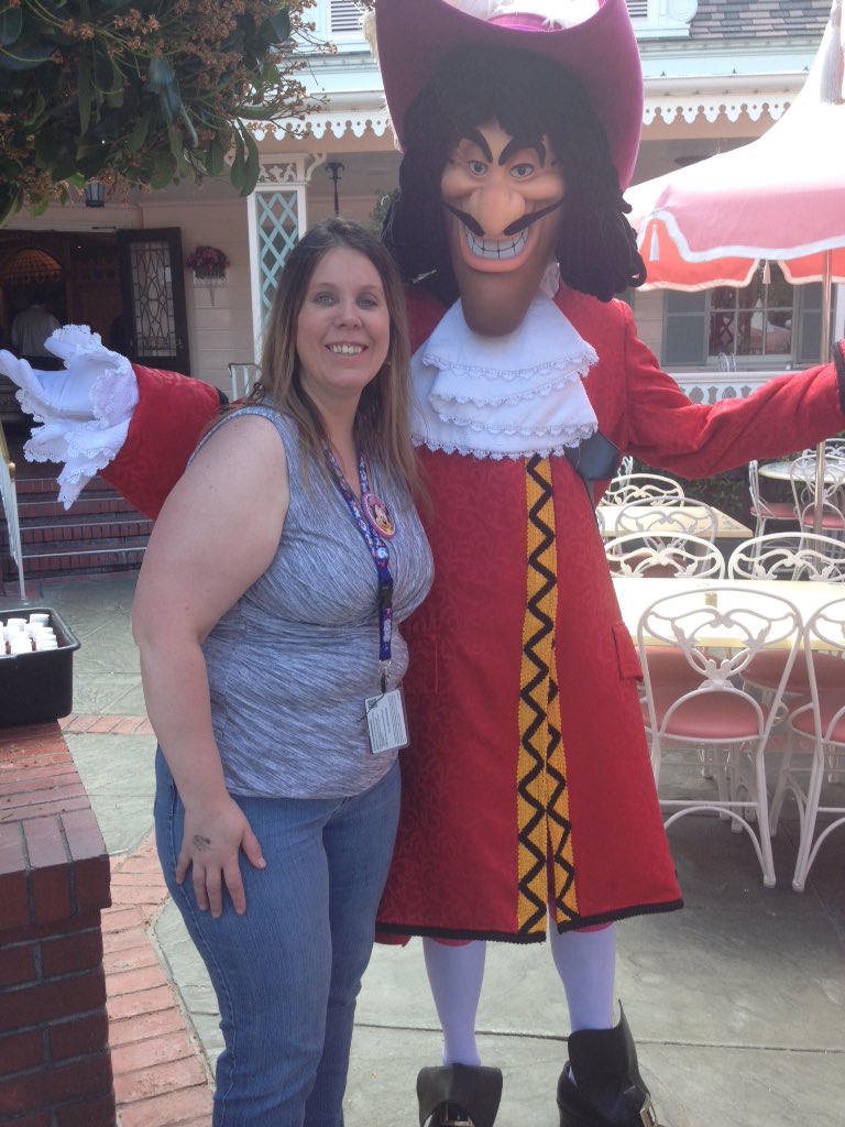 Mom34's tweet photo. Great day in Disneyland #pluto #Disneyland #captainhook #rides #family https://t.co/IgLLOXB7Cw
