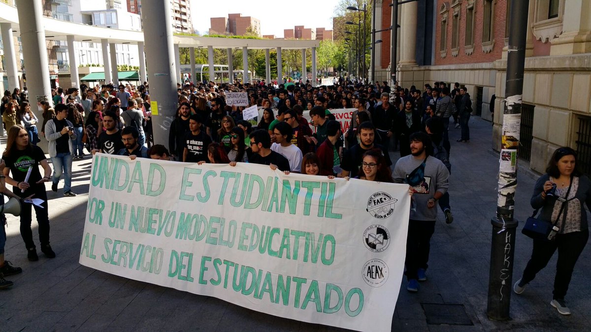 diariolaopinion's tweet photo. Más de medio millar de alumnos se manifiestan en Murcia contra la LOMCE
https://t.co/qQVqshPtdf https://t.co/VoCTZ2IHAX