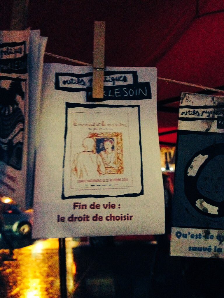 MelanieRAPHAEL's tweet photo. Vu le #40mars à @nuitdebout #PlaceDeLaRépublique partage d'infos sur le #DroitDeChoisir sa #FinDeVie #ProChoix https://t.co/Ps4O62Fcxu