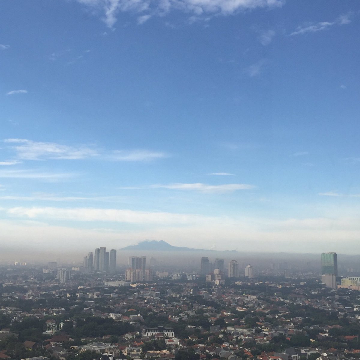 RRH305's tweet photo. Nice view from the office. The mountain was a perfect touch to this blue panoramic sky #niceview #panorama #office https://t.co/L1Rxfd4EHW